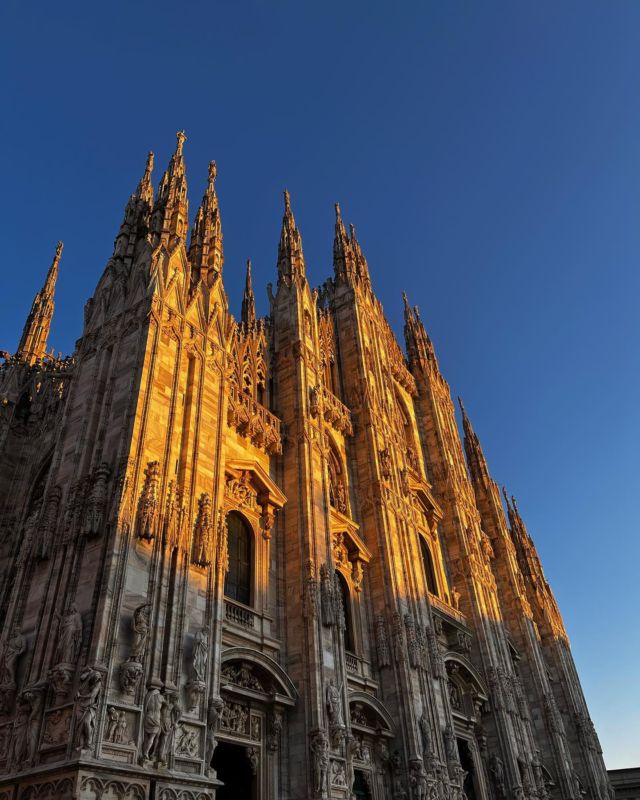 Quale sarebbe il merito dell’oro se non brillasse? 
GKC

#milano #milanocity #duomo #church #sunset #tramonto