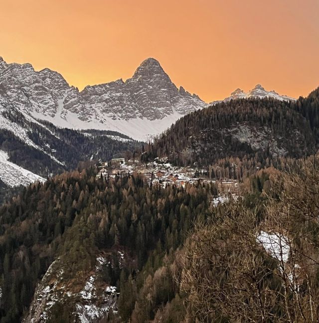 About Thursday morning.

#dolomiti #dolomites #sunrise #moutnain #sun #snow #wakeup